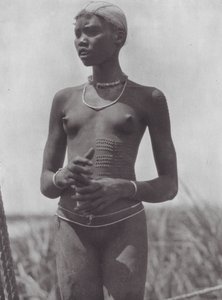 África: Rapariga Nuer com cicatrizes ornamentais (fotografia a preto e branco)