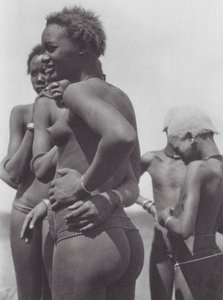 África: Meninas e crianças Nuer (fotografia a preto e branco) de Hugo Adolf Bernatzik