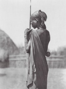 África: Nuer em traje Shilluk (fotografia a preto e branco) de Hugo Adolf Bernatzik