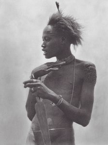África: Guerreiro Nuer com marca tribal na testa (fotografia a preto e branco) de Hugo Adolf Bernatzik