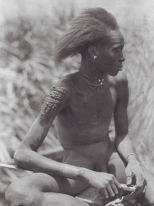 África: Nuer com o cabelo pintado de vermelho (fotografia a preto e branco)