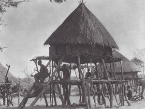 África: Habitações de pilha do Djur oriental (fotografia a preto e branco) de Hugo Adolf Bernatzik