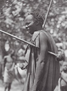 África: Guerreiro Shilluk com um bastão (fotografia a preto e branco) de Hugo Adolf Bernatzik
