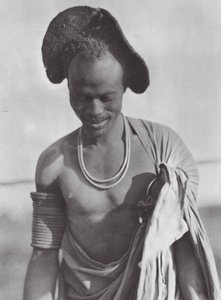 África: Guerreiro Shilluk com penteado com capuz (fotografia a preto e branco) de Hugo Adolf Bernatzik