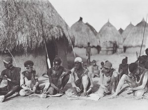 África: Guerreiros Shilluk a esfregarem-se com cinzas de madeira (fotografia a preto e branco) de Hugo Adolf Bernatzik