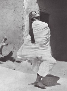 África: Menina sudanesa que dança, Omdurman (fotografia a preto e branco) de Hugo Adolf Bernatzik