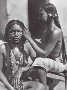 África: Mulheres sudanesas a entrançar o cabelo (fotografia a preto e branco) de Hugo Adolf Bernatzik