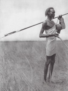 África: Guerreiro Dinka em viagem (fotografia a preto e branco)