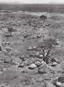 África: Vista das planícies a partir do Monte Talodi (fotografia a preto e branco) de Hugo Adolf Bernatzik