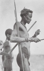 Homem Nuer (fotografia a preto e branco) de Hugo Adolf Bernatzik