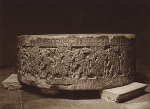 México: Altar de sacrifício do rei Tizoc, Museu Nacional (fotografia a preto e branco) de Hugo Brehme