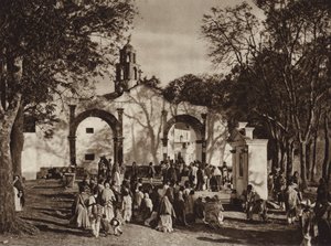 México: Amecameca, Procissão em frente à Capela do Monte Sagrado (fotografia a preto e branco) de Hugo Brehme