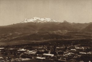 México: Amecameca com Iztaccihuatl (fotografia a preto e branco) de Hugo Brehme