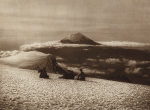 México: Iztaccihuatl com vista de Popocatepetl (fotografia a preto e branco) de Hugo Brehme