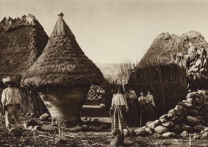 México: Contentor de milho numa aldeia (fotografia a preto e branco) de Hugo Brehme