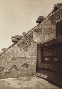 México: San Juan Teotihuacan, Esculturas das escadas da pirâmide de Quetzalcouatl no centro da Cidadela, fachada ocidental (fotografia a preto e branco) de Hugo Brehme