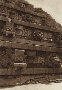 México: San Juan Teotihuacan, Esculturas de pedra na fachada ocidental da pirâmide de Quetzalcouatl, pirâmide no centro da Cidadela (fotografia a preto e branco)