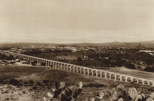 México: Vista de Querétaro com velhos canos de água (fotografia a preto e branco) de Hugo Brehme