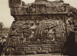México: Xochicalco, Parte da pirâmide com serpente e hieróglifos (fotografia a preto e branco) de Hugo Brehme