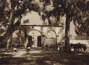 México: Xochimilco, Entrada da igreja (fotografia a preto e branco) de Hugo Brehme