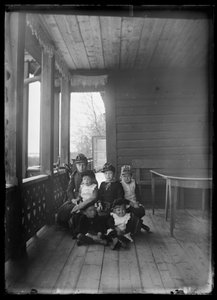 Elma Simberg e outros familiares no alpendre da Yellow Villa de Hugo Simberg