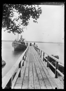 Ponte de barcos em Niemenlautaa de Hugo Simberg