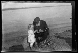 Tom e Niclas Simberg a comer bagas em Niemenlauta de Hugo Simberg