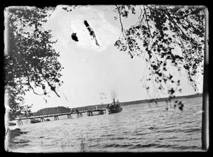 Torkel no cais dos barcos a vapor de Hugo Simberg