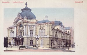 Postal retratando o Vigszinhaz (Comedy Theatre) na Grand Boulevard, em Budapeste, c.1900 (depois de uma foto colorida) de Hungarian School