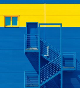 Fachada em azul, amarelo e negrito de Igor Bakotic