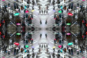 Guarda-chuvas coloridos: Simetria urbana de Igor Shrayer