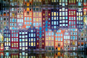 Casas junto ao canal iluminadas de Igor Shrayer