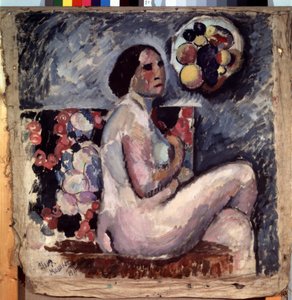 Akt. Retrato de uma mulher nua, sentada de pernas cruzadas, de perfil, fazendo um gesto de modéstia. Atrás dela, um quadro de fruta e um chapéu decorado com fruta pendurado na parede. Pintura de Ilya Ivanovich Mashkov (Ilia Machkov, Matchkov) (1881-1944)