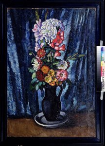 Bando de FLowers num jarro preto sobre o fundo azul. Pintura de Ilya Ivanovich Mashkov (Ilia Machkov, Matchkov) (1881-1944), óleo sobre tela 1916. Arte russa, natureza morta, início do século XX. Região de Ilya Ivanovich Mashkov