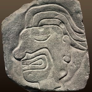 Relevo Incan representando um rosto em perfil (pedra)