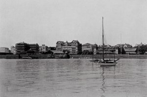 Índia: Uma vista de Bombaim a partir do porto (fotografia a preto e branco)