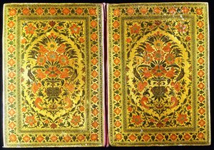 Um par de capas de livros de laca decoradas com um design floral, com um vaso de flores e tentilhões no centro, século XVIII de Indian School