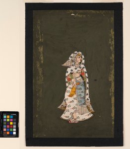 Uma mulher de pé em um sári branco com estampa floral, uma capa estampada com plumas de pavão de Indian School