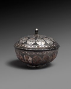 Tigela e tampa de liga de metal incrustada com prata, cada uma com uma faixa de flores naturalistas, 1700-1899 de Indian School