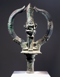 Tridente de bronze com figura de Mariyammai, deusa da varíola transportada em procissões durante epidemias, civilização indiana de Indian School