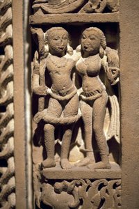 Um casal de namorados. Moldura da porta em pedra entalhada, arte do Rajastão ou Uttar Pradesh (Índia), século 9-10. Museu Nacional da Coreia, Seul (Coreia do Sul). de Indian School