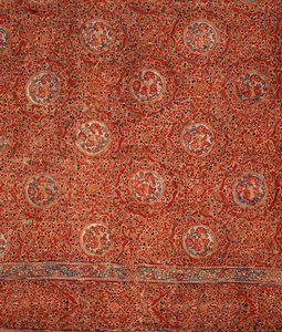 Tecido com padrão floral e roundels dentro de quadros (algodão) de Indian School