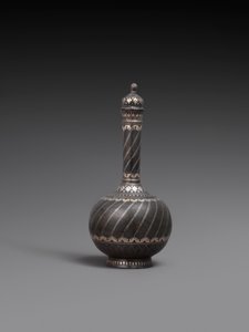 Frasco e tampa e suporte, ou prato de liga de metal incrustado com prata, 1700-99 de Indian School