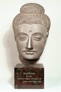 Cabeça de uma estátua do Buda, de Gandhara, noroeste da Índia (cinza xisto)
