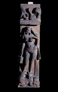 Hinduísmo: representação de um espírito Yakshini (Yaksi) da natureza, segurando uma gaiola e um papagaio, ela fica em cima de um anão - (Um Yaksi com um papagaio e uma gaiola, ela fica em cima de um anão) Escultura de Mathura, gres (escultura de Mathura, a de Indian School