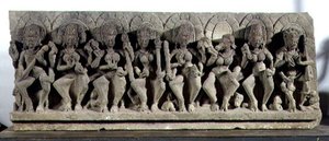 Lintel representando Siva e as Sete Deusas-Mãe, dinastia Gurjara-Pratihara, Allahabad (pedra) de Indian School