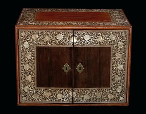 Gabinete Mughal, Gujarat ou Sindh, Índia Ocidental (madeira incrustada em marfim) de Indian School
