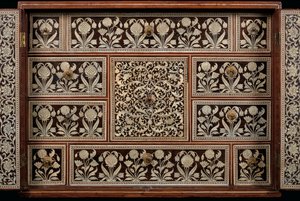 Gabinete Mughal, Gujarat ou Sindh, Índia Ocidental (madeira incrustada em marfim) de Indian School