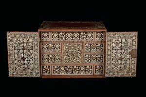 Gabinete Mughal, Gujarat ou Sindh, Índia Ocidental (madeira incrustada em marfim) de Indian School