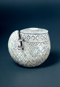 Chifre de pó, índio, século XVIII (chifre e madrepérola) de Indian School